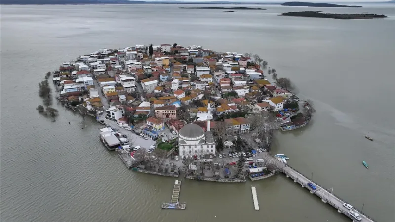 L'eau du lac Uluabat atteint les maisons de la 
